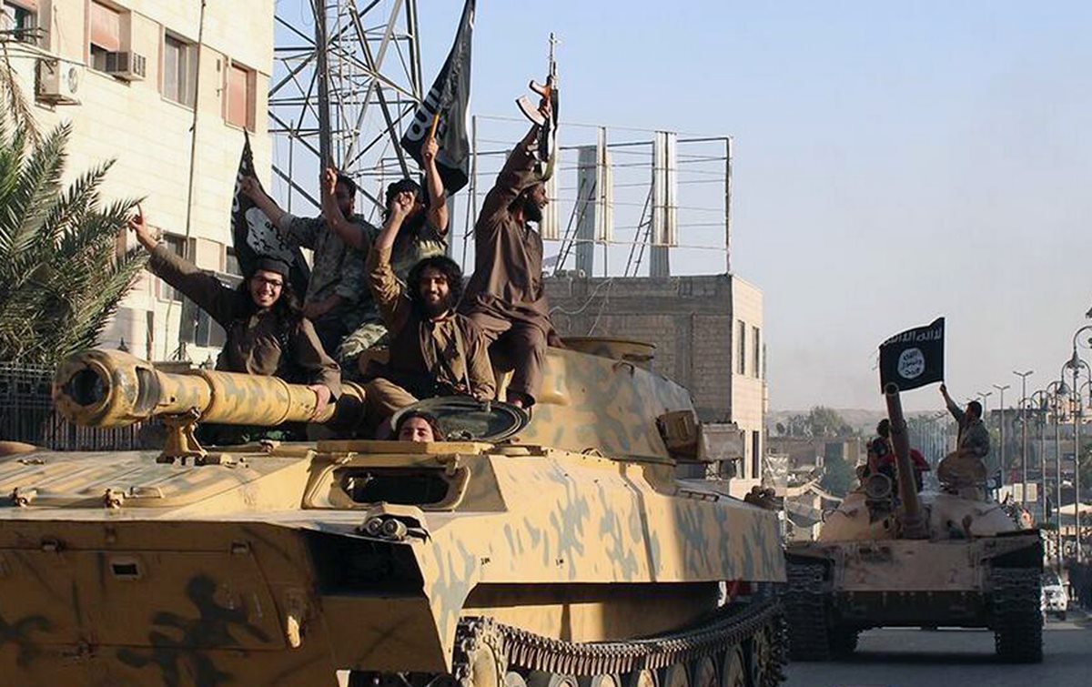 Combatientes del Estado Islámico en Raqa, Siria. (Foto Prensa Libre: AP).