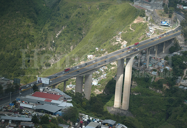 Foto aérea del Puente del Incienso que conecta la zona 7 con el centro de la ciudad. (Foto: Hemeroteca PL)