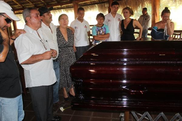 Familiares y amigos de Domínguez lamentan asesinato (Foto Prensa Libre: O. Cardona)<br _mce_bogus="1"/>