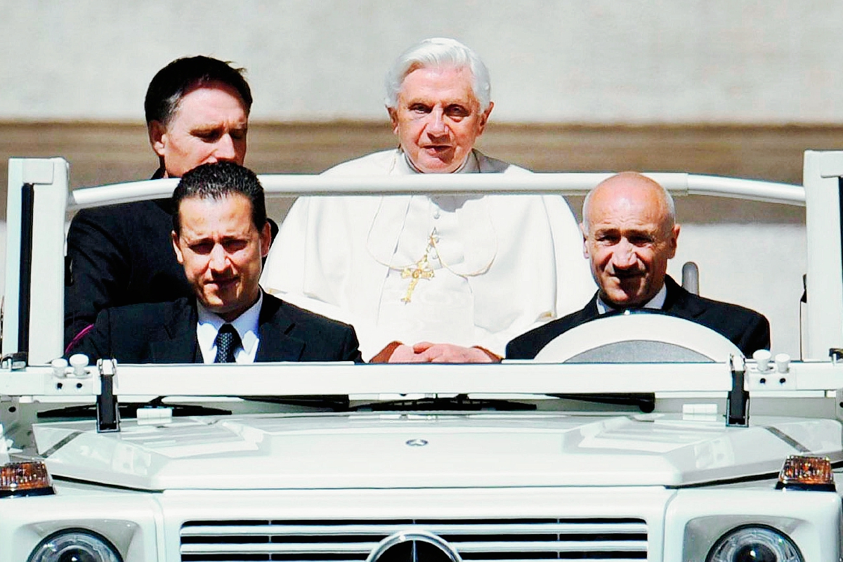 Benedicto XVI durante un acto público en 2010; le acompaña de copiloto su mayordomo. (Foto Prensa Libre: EFE)
