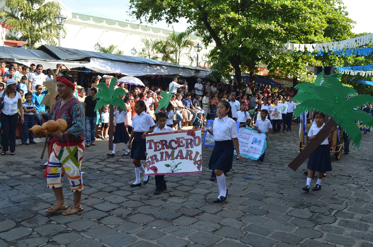 Algunos niños llevaban frutas y vestían trajes regionales, durante el desfile de independencia en la cabecera de Retalhuleu. (Foto Prensa Libre: Jorge Tizol)