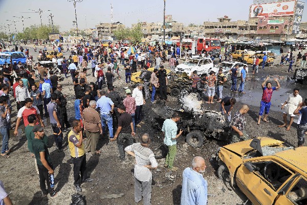 Fuerzas de seguridad y curiosas inspeccionan la escena del atentado. (AP).