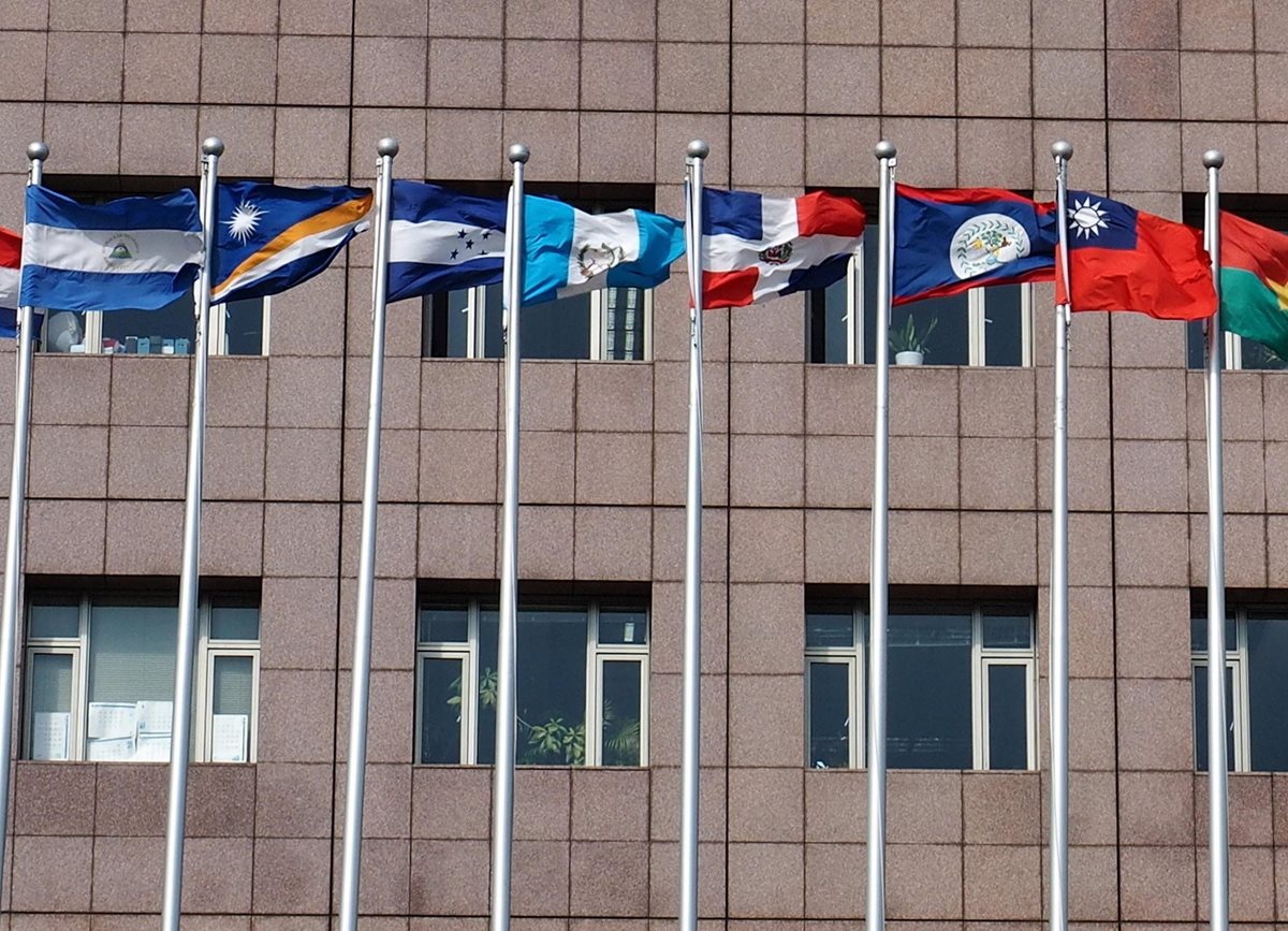 Fotografía donde se observa la bandera nacional de El Salvador (izquierda) fuera del Barrio Diplomático, que alberga embajadas extranjeras y misiones comerciales, en Taipéi, Taiwán. (Foto Prensa Libre: EFE)