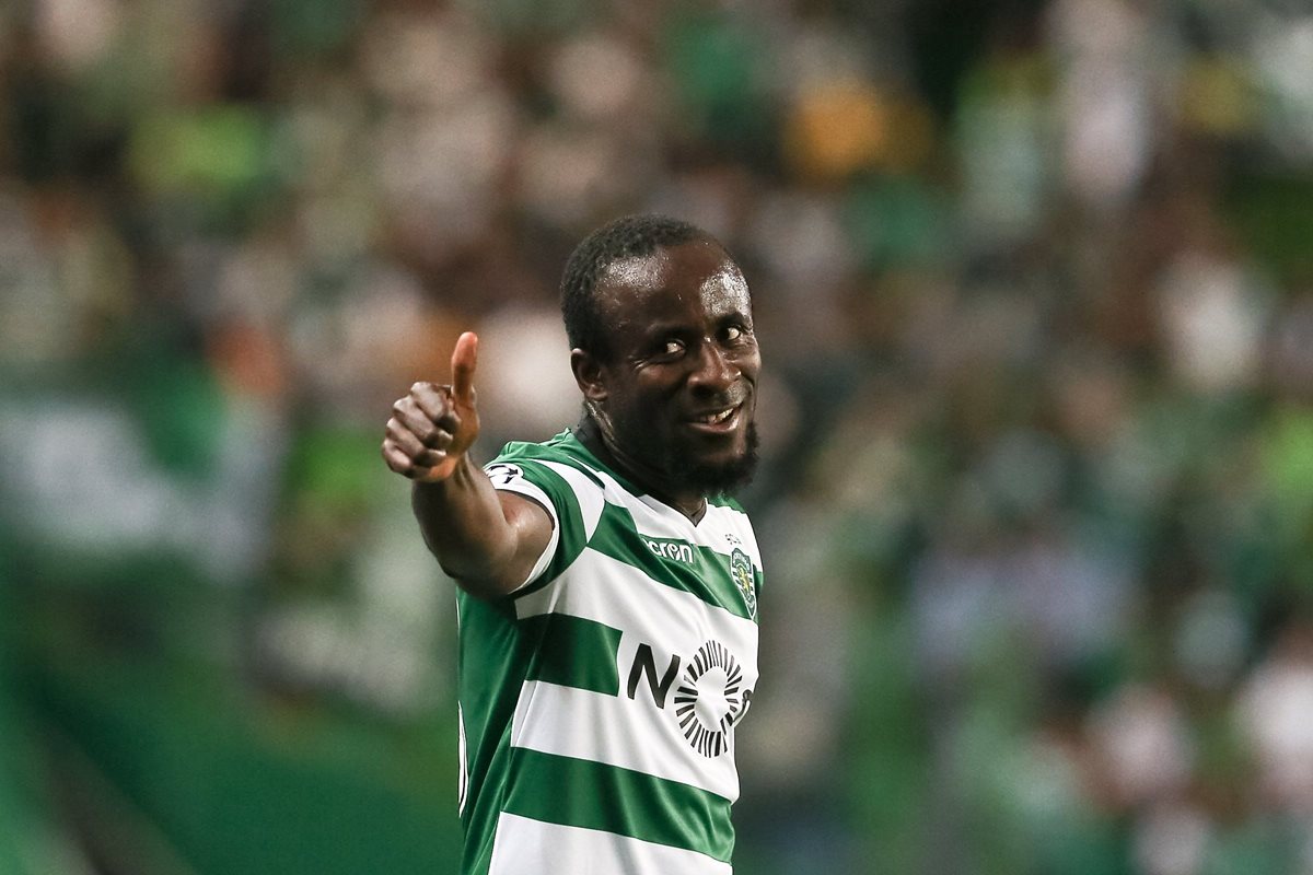 Seydou Doumbia de Sporting saluda antes del juego.