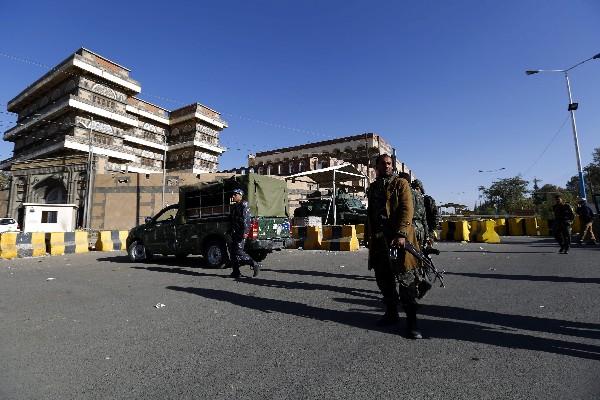 Soldados yemeníes hacen guardia a las puertas de la embajada de Estados Unidos en Saná. (Foto Prensa Libre: EFE)
