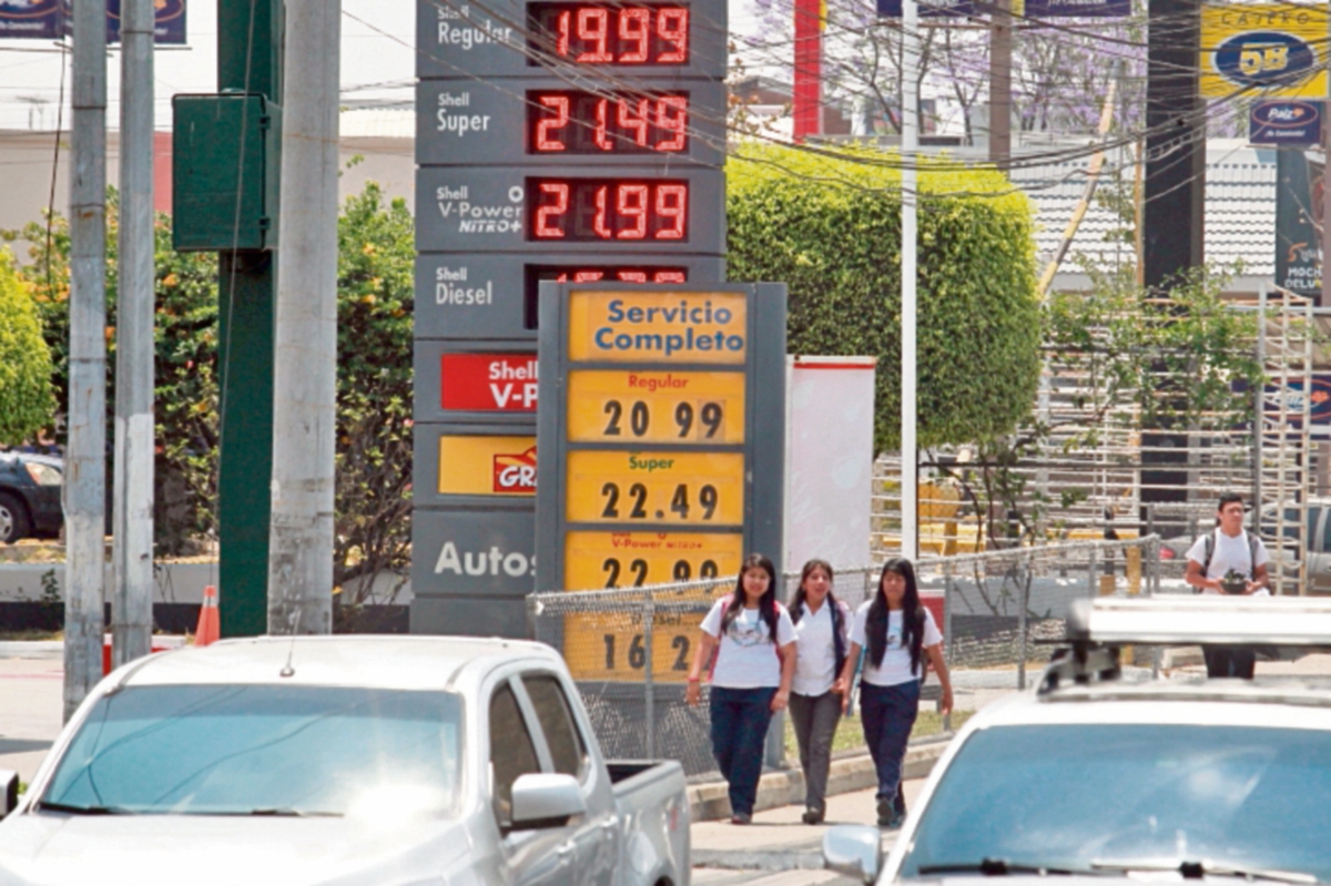 los combustibles aumentaron de precio entre el jueves y el viernes.(Foto Prensa Libre: Estuardo Paredes)