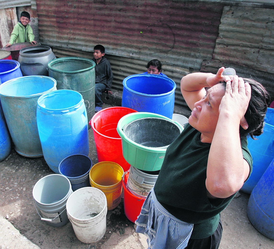 El servicio de agua en varias zonas de la capital será irregular durante 12 horas, informó Empagua. (Foto Prensa Libre: Hemeroteca PL)