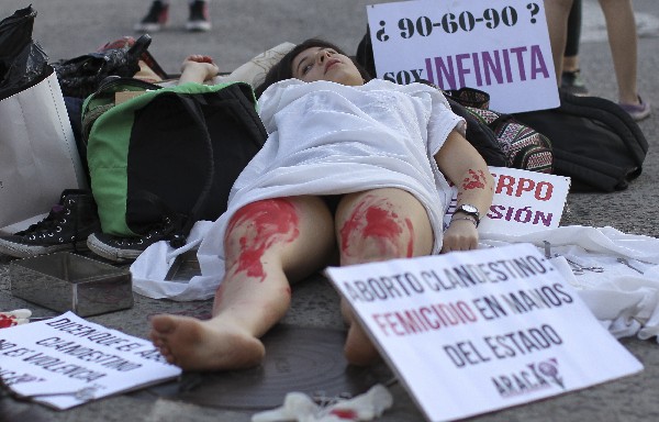 Activistas argentinos marchan contra la violencia machista y por la despenalización del aborto bajo el lema "Ni Una Menos". (Foto Prensa Libre:EFE)