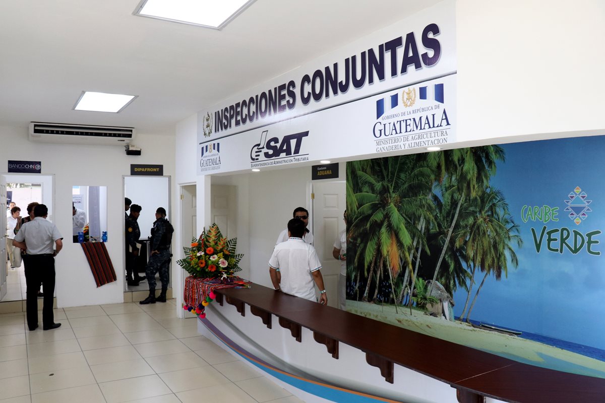 Varias instituciones coordinadas por aeronautica civil cuantan con modulos en la terminal aerea de Puerto Barrios, Izabal. (Foto Prensa Libre: Dony Stewart)