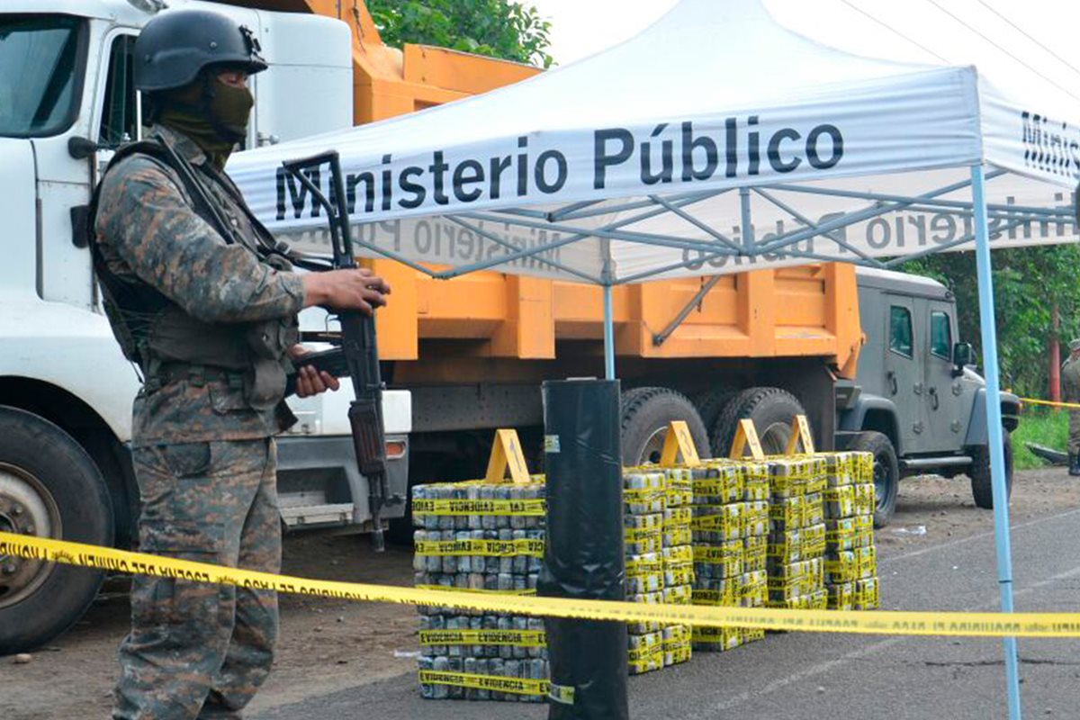 El cargamento de droga era transportado en un camión hacia la frontera con México. (Foto Prensa Libre:)
