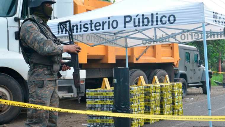 El cargamento de droga era transportado en un camión hacia la frontera con México. (Foto Prensa Libre:)