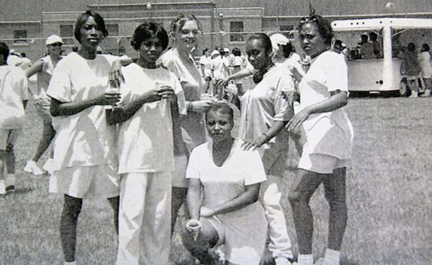 Angela, tercera desde la izquierda, se hizo amiga de un grupo de mujeres jamaiquinas en la cárcel. ANGELA KING