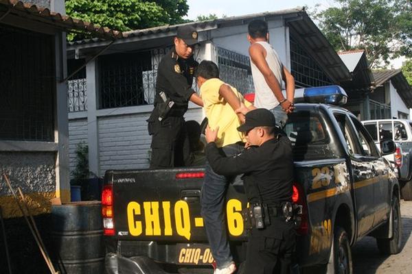 Las fuerzas de seguridad trasladan a dos presuntos secuestradores que raptaron a una joven de 17 años, en Chiquimula. (Foto Prensa Libre: Edwin Paxtor)<br _mce_bogus="1"/>