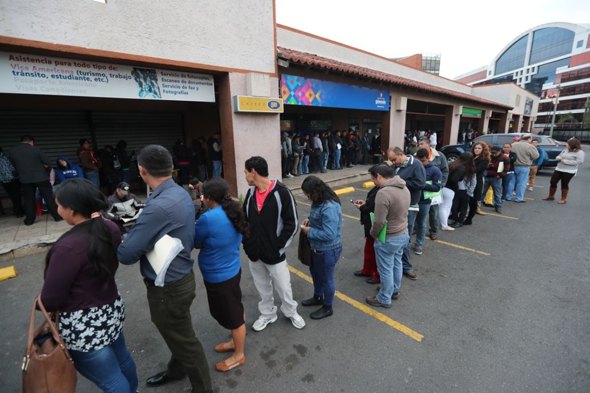 Se reanudó la demanda de pasaportes, muchas personas inician la fila desde la madrugada. (Foto Prensa Libre: Érick Ávila)