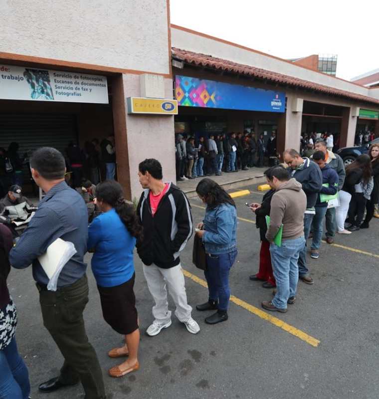 Se reanudó la demanda de pasaportes, muchas personas inician la fila desde la madrugada. (Foto Prensa Libre: Érick Ávila)
