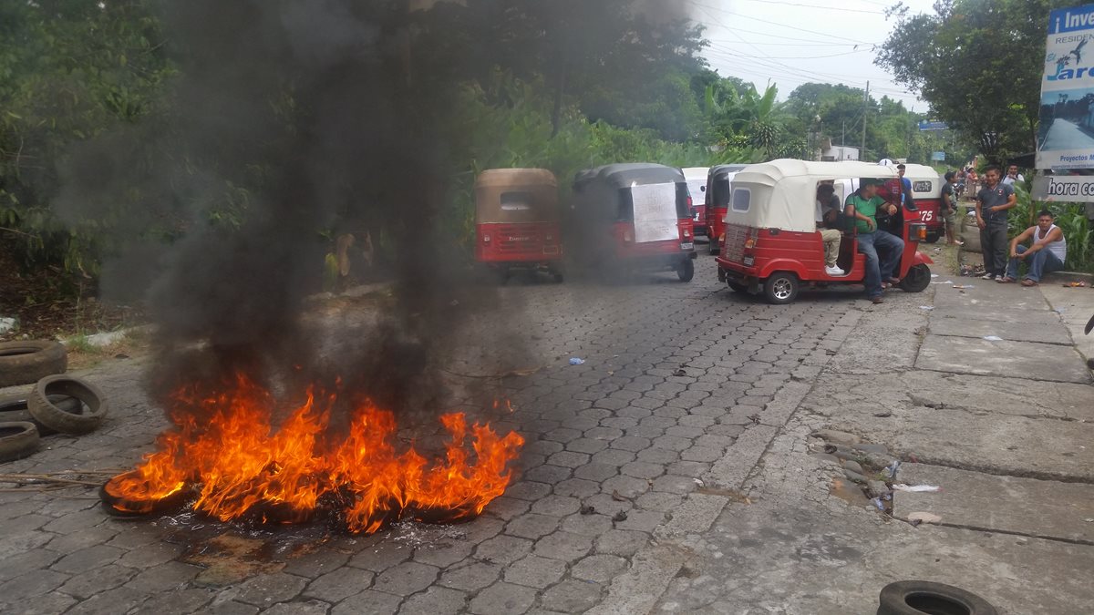 Llantas arden durante la protesta en Samayac. (Foto Prensa Libre: Cristian Icó Soto)