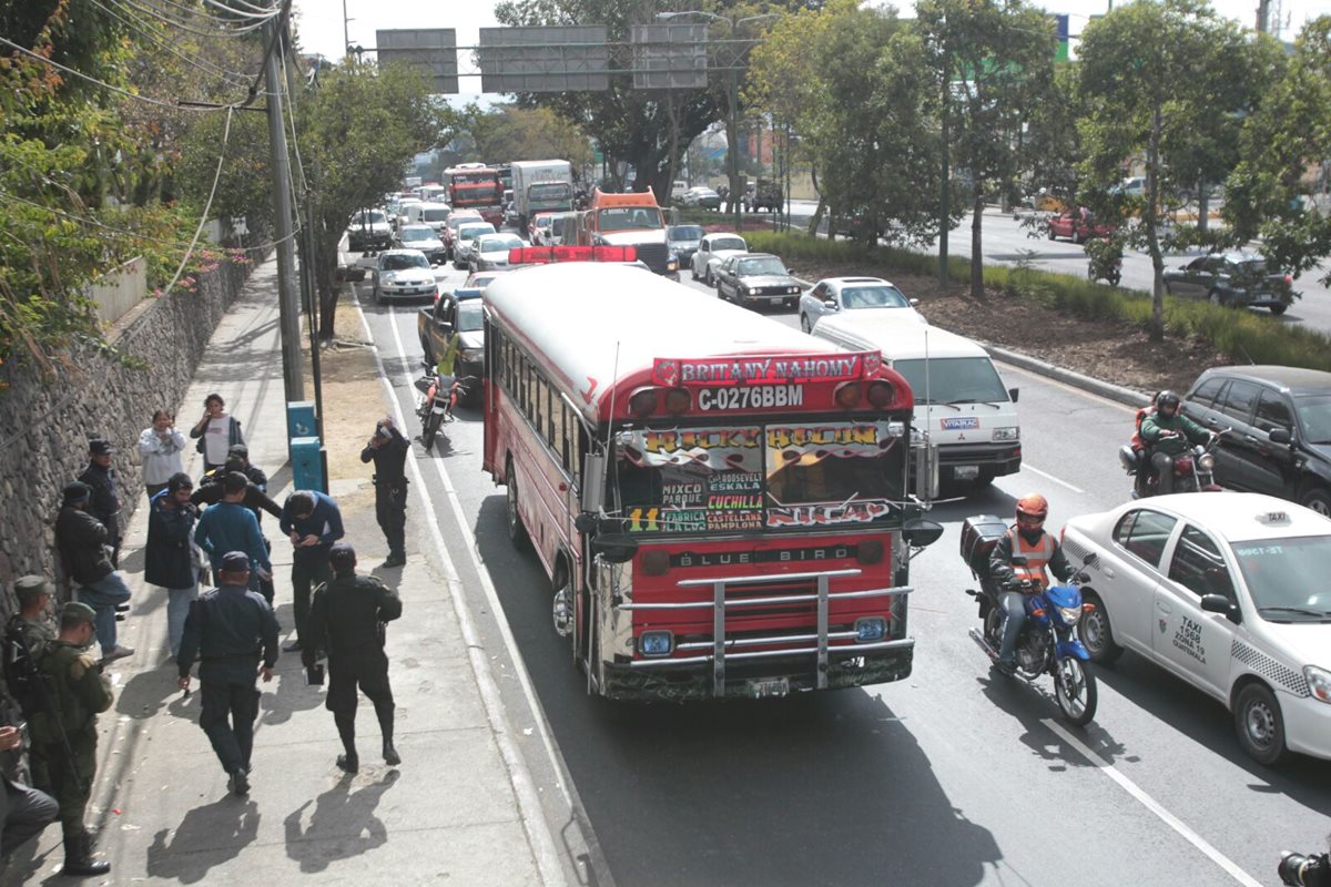 El ayudante de un bus de la ruta 11 resultó herido de bala. (Foto Prensa Libre: Erick Ávila)