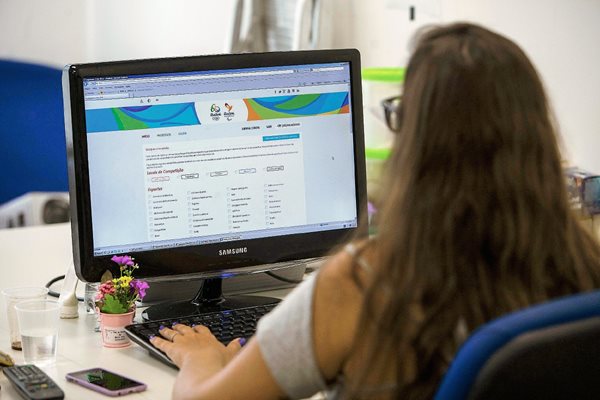 Una mujer compra por internet este martes, el día que los Juegos Olímpicos de Río de Janeiro 2016 abrieron el proceso de venta. (Foto Prensa Libre: EFE)