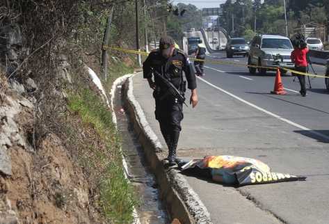 Policía resguarda la escena del crimen. (Foto Prensa Libre: Erick Avila)