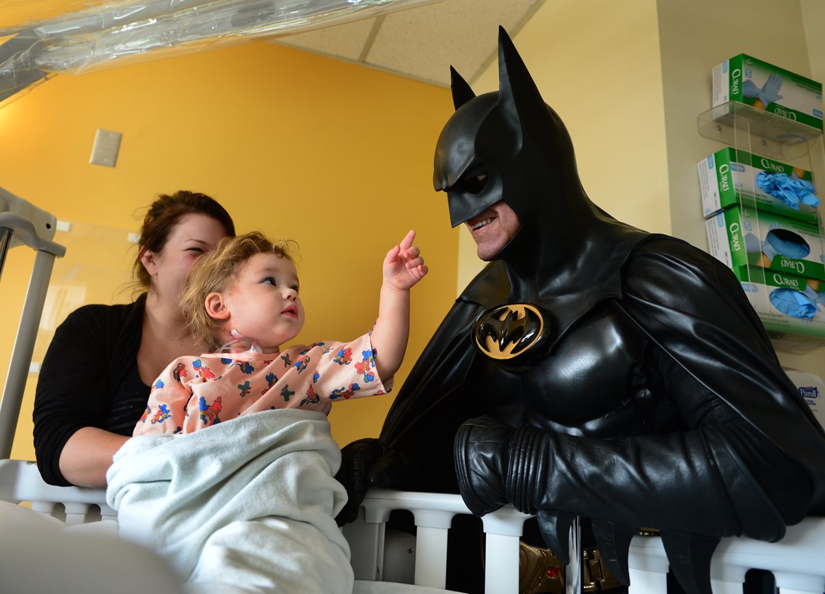 <em>Lenny Robinson, de 51 años, en una imagen de archivo junto a una niña en un hospital. (Foto Prensa Libre: AP).</em>
