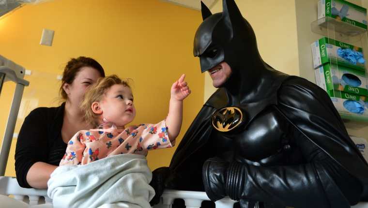 Hombre que se disfrazaba de Batman para alegrar a niños enfermos muere en  autopista