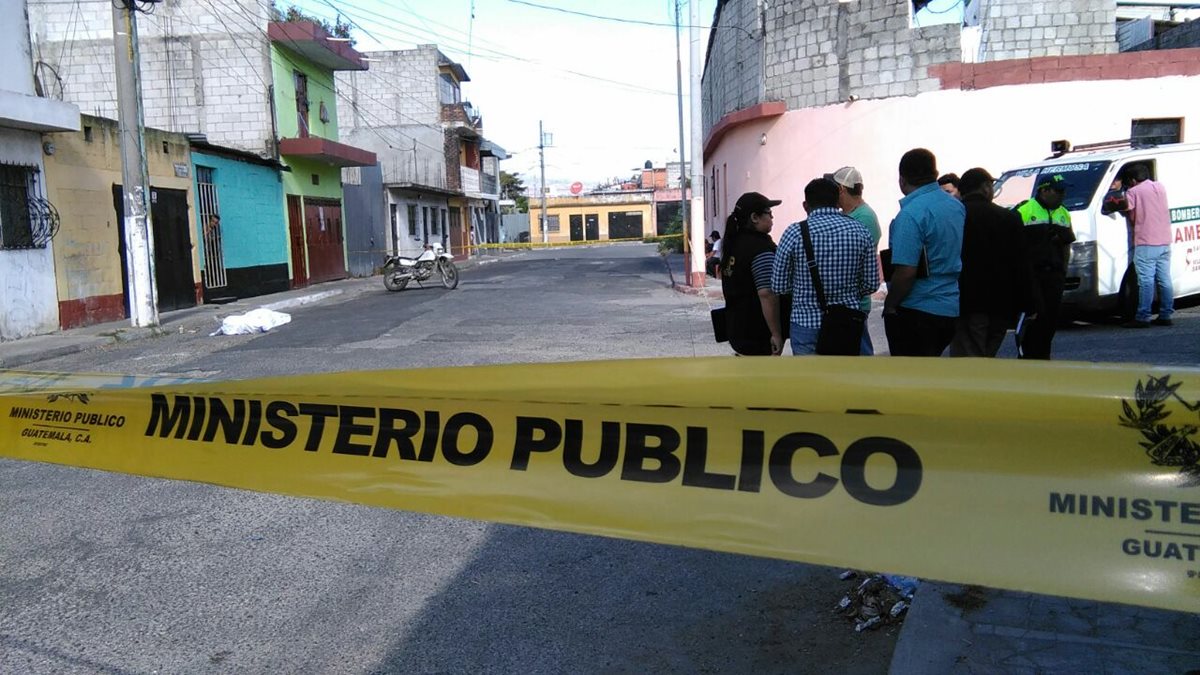 El cuerpo del menor fue localizado en la zona 7 de San Miguel Petapa. (Foto Prensa Libre: Erick Ávila)