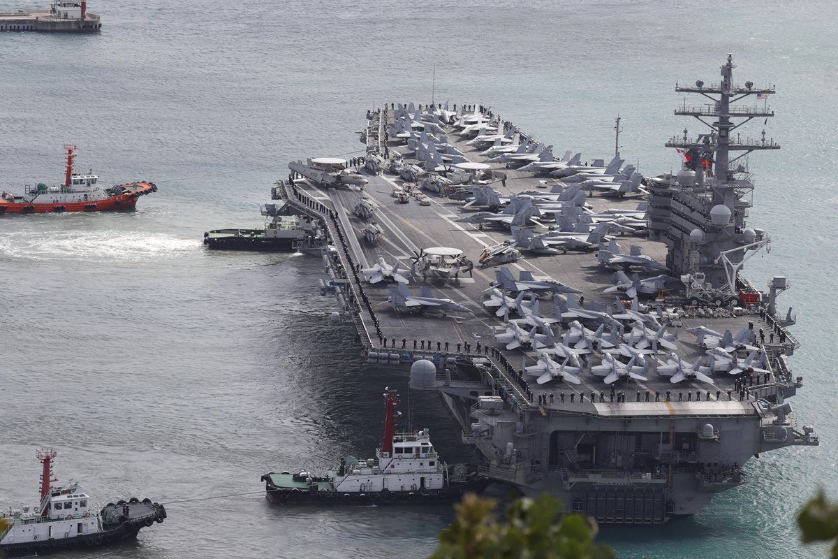 El portaviones estadounidense USS Ronald Reagan arriba a costas de Corea del Sur tras efectuar ejercicios militares. (Foto Prensa Libre: EFE)