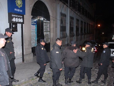 Agentes de la Comisaría 41 fueron movilizados para controlar a los reclusos. (Foto Prensa Libre: Carlos Ventura)