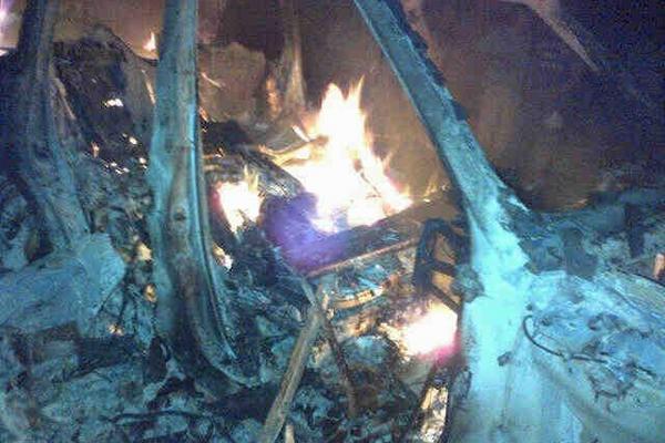 Dos vehículos agrícolas fueron quemados en San Pedro Necta, con resultado de siete muertos. (FOTO PRENSA LIBRE)<br _mce_bogus="1"/>