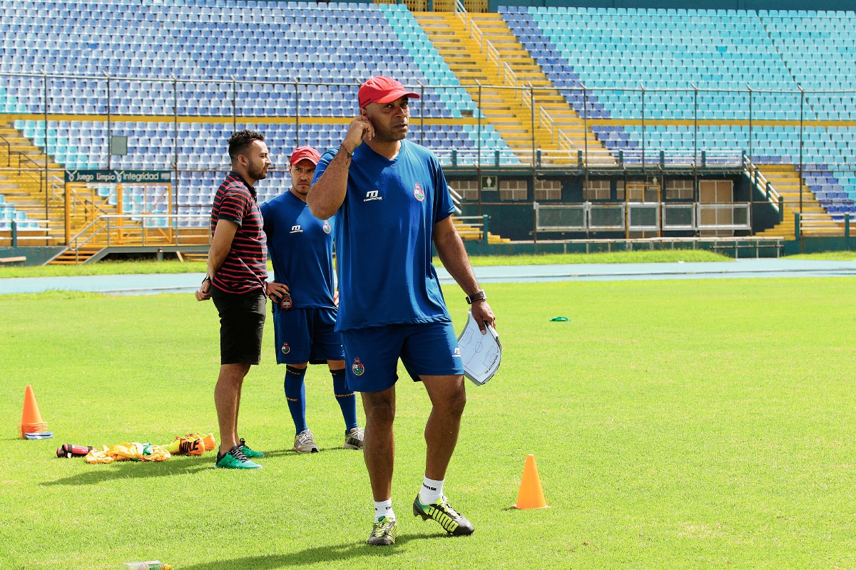 Wright confía en que Carlos Ruiz volverá a las filas del Municipal. (Foto Prensa Libre: Marcela Morales)