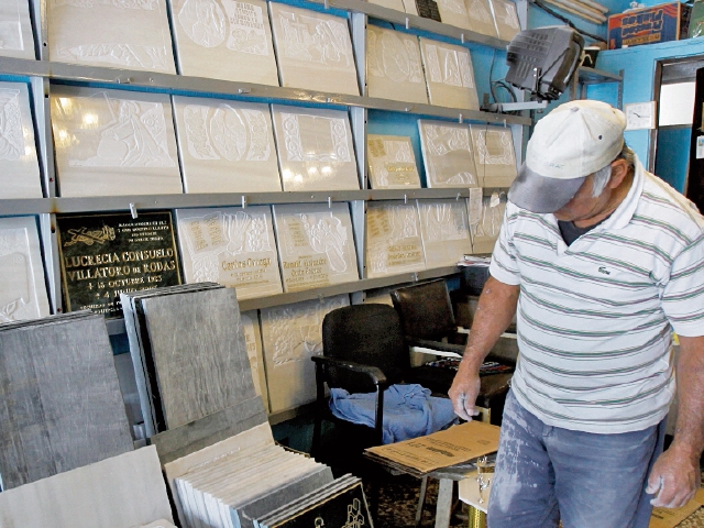 Algunos productos subieron esta semana, entre ellos las lápidas de marmol. (Foto Prensa Libre: Paulo Raquec)
