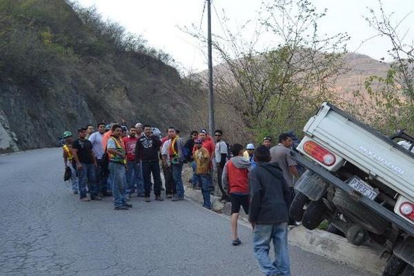Curiosos observan uno de los dos vehículos accidentados en el kilómetro 47 de la ruta al Atlántico. (Foto Prensa Libre: Hugo Oliva) <br _mce_bogus="1"/>