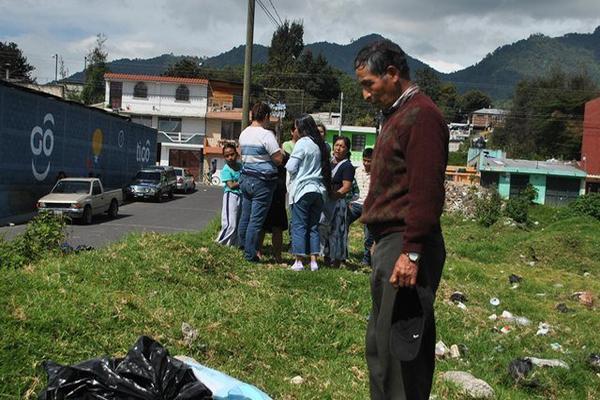 Un vecino observa el cadáver de un recién nacido encontrado en la cabecera de San Marcos. (Foto Prensa Libre: Aroldo Marroquín) <br _mce_bogus="1"/>
