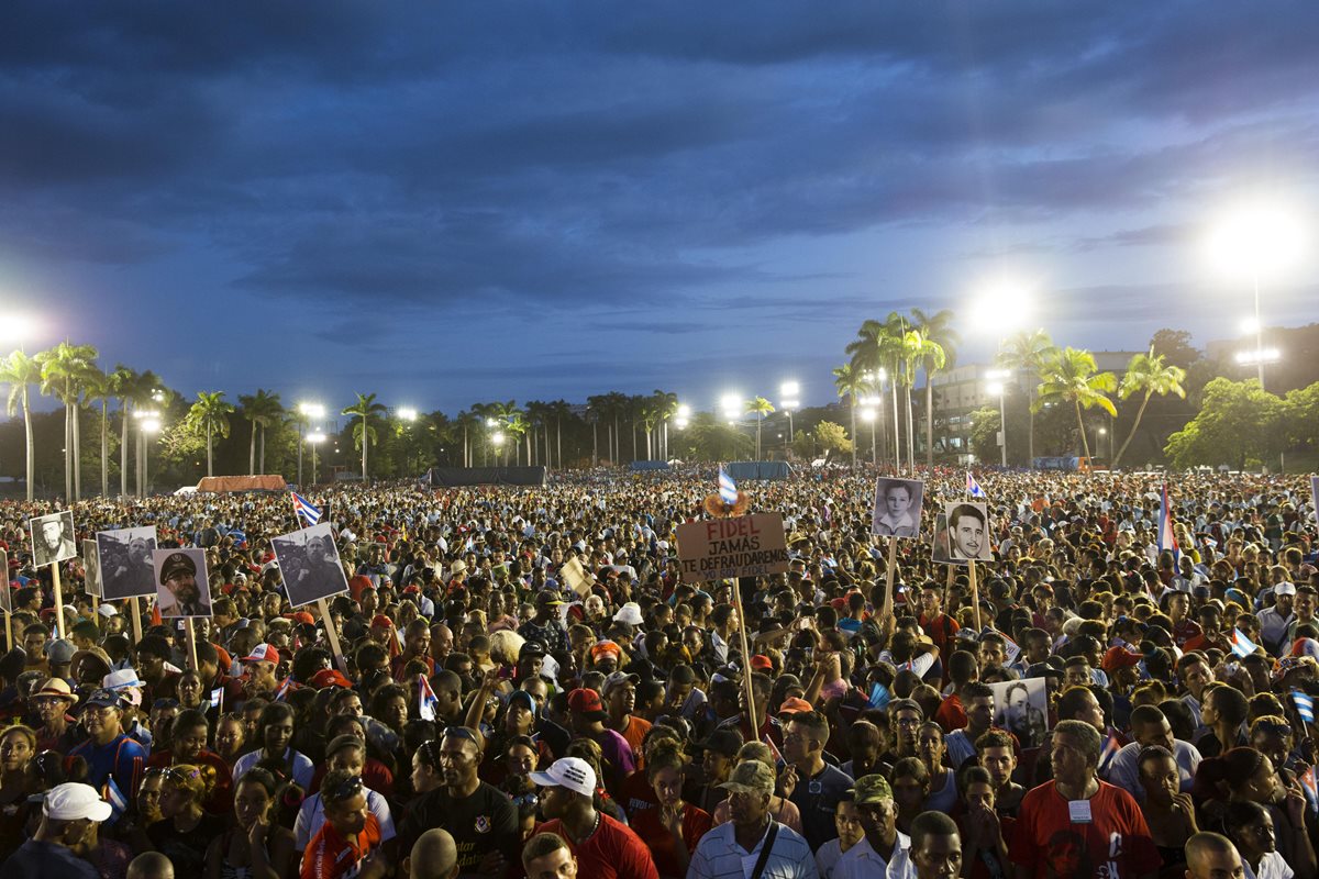 Miles de personas se congregan en la Plaza de a Revolución Antonio Maceo en la ciudad de Santiago de Cuba, para el acto en homenaje del fallecido líder cubano Fidel Castro. (Foto Prensa Libre: EFE).