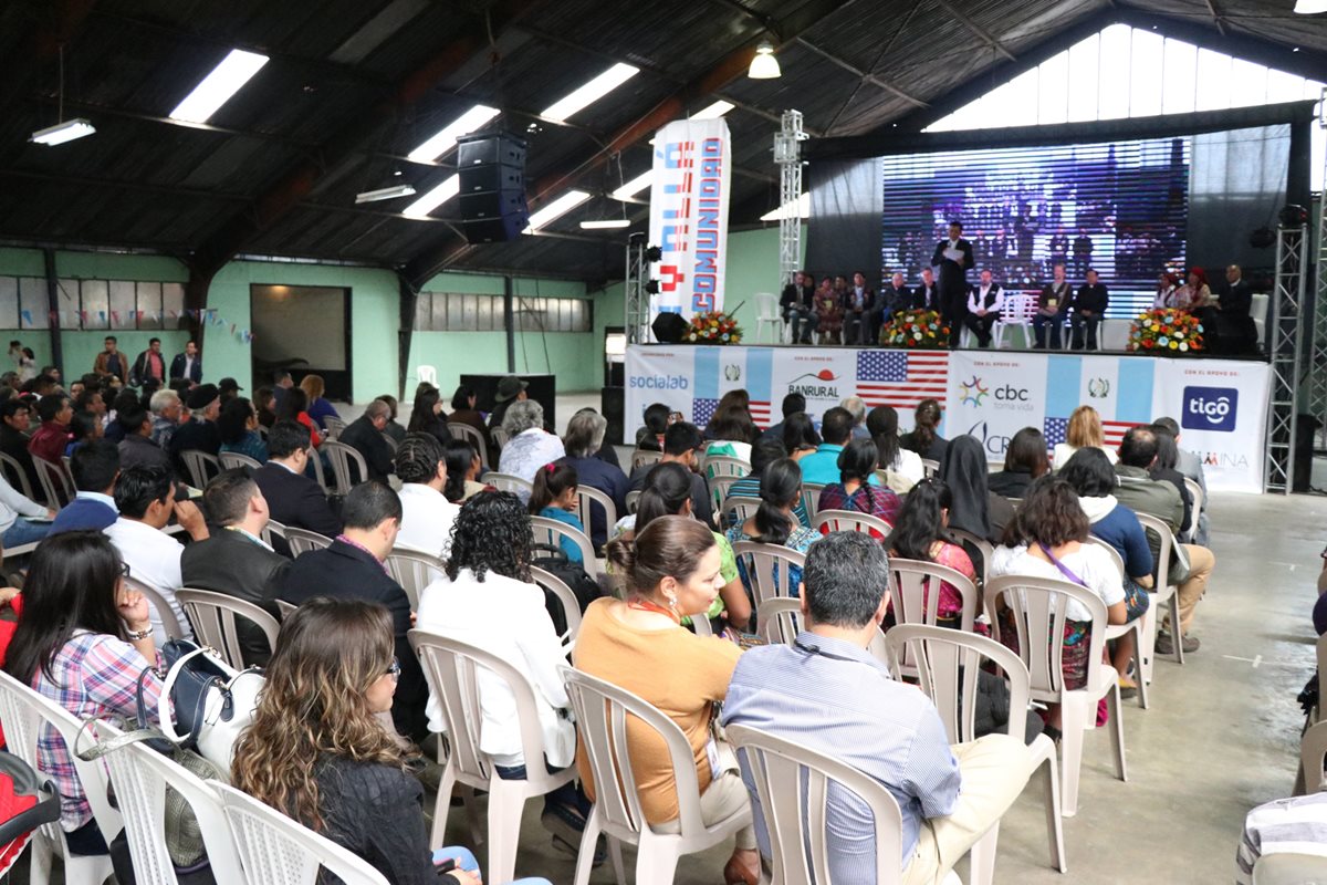 Cientos de familiares de migrantes, retornados, activistas y emprendedores asistieron al Centro Intercultural de Quetzaltenango, donde se realizó ayer y continúa hoy la primera Cumbre de Migrantes y Retornados. (Foto Prensa Libre: María José Longo)
