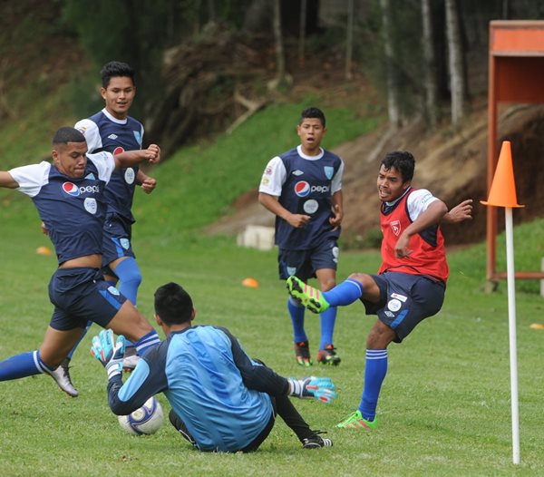 Esnaydi Zúñiga(d) en una acción del entreno de esta mañana de la Bicolor, en el Proyecto Goal. (Foto Prensa Libre: Edwin Fajardo)