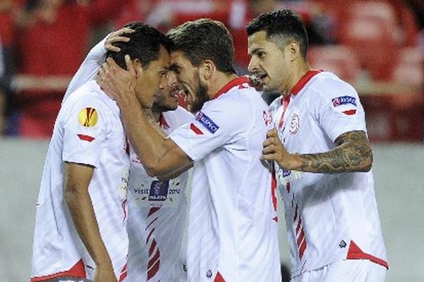 Jugadores del Sevilla celebran tras vencer 2-0 a Valencia. (Foto Prensa Libre: AFP)