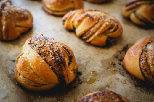 ¿A quién no le gustaría un descanso con café y bollitos? Seguro que ayuda a aliviar tensiones en la oficina (Foto Prensa Libre: GETTY IMAGES).