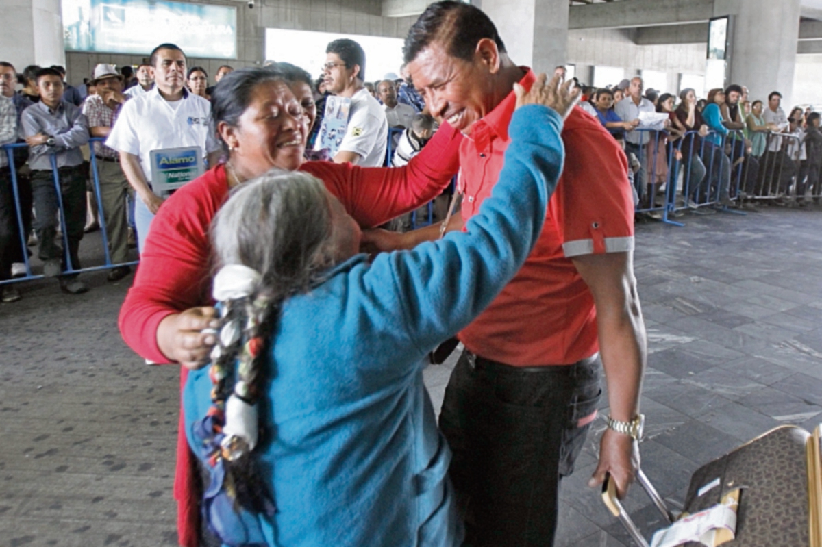 Gaspar Lorenzo abraza a su madre y a su hermana después de 27 años de ausencia. (Foto Prensa Libre: Paulo Raquec)