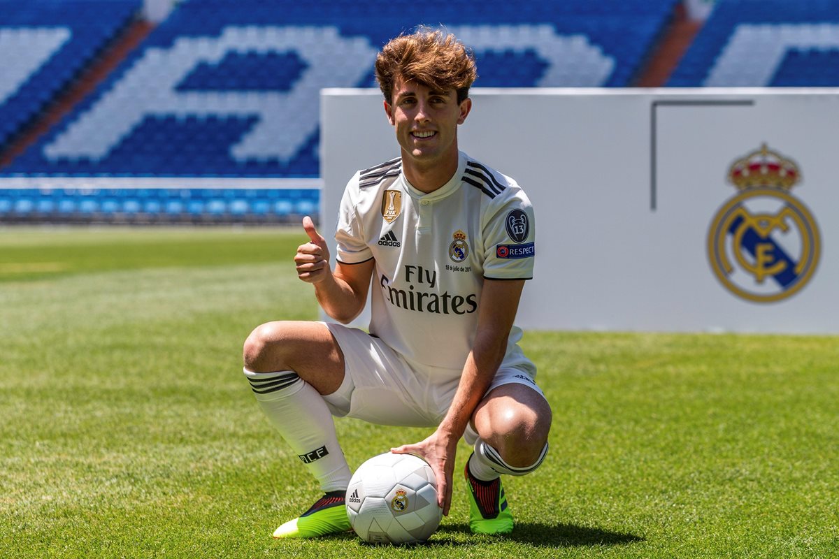 Álvaro Odriozola, durante su presentación con el Real Madrid, en el Santiago Bernabéu. (Foto Prensa Libre: EFE)