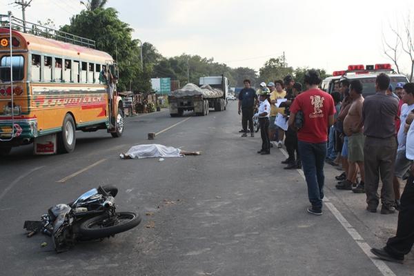 Un motorista murió atropellado en Escuintla, cuando se dirigía hacia su casa. (Foto Prensa Libre: Melvin Sandoval)<br _mce_bogus="1"/>