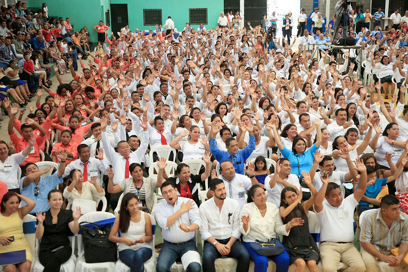 Maestros participan en acto de graduación del programa de formación docente, en Morales, Izabal. (Foto Prensa Libre: Dony Stewart)