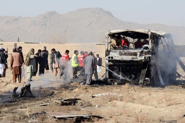 ataque con carro bomba contra un autobús mató a 19 personas en Pakistán. (Foto Prensa Libre: AFP)