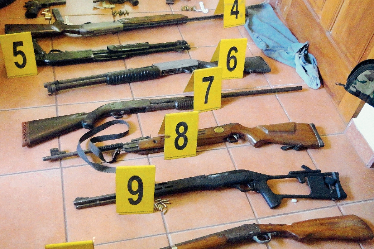Armas decomisadas en vivienda en la zona 3 de Escuintla. (Foto Presa Libre: Enrique Paredes)