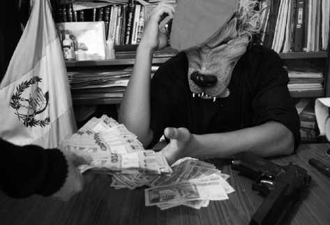 la foto muestra una  metáfora del poder, tema central de las exposiciones.