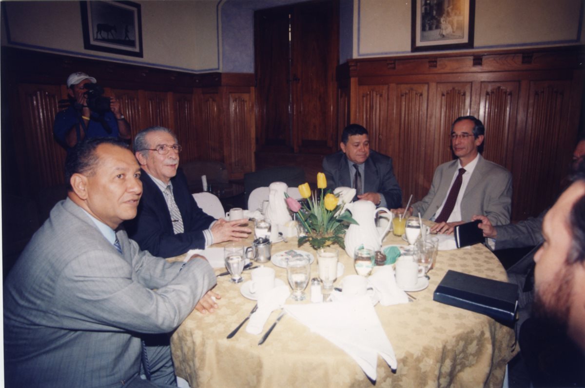 Crespo junto a Rios Montt, del FRG, en 2005 participan en una reunión con líderes de la entonces oposición