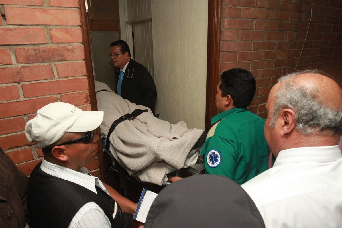 Efraín Ríos Mott regresó a su casa luego que le practiraron exámenes para conocer si padece demencia senil. (Foto Prensa Libre: Hemeroteca PL)