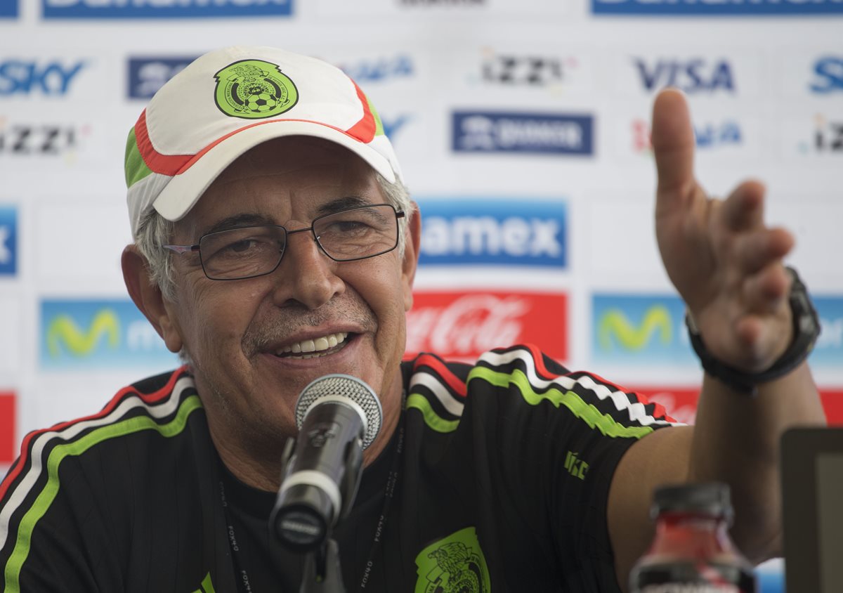 Ricardo Ferretti durante la conferencia de prensa ofrecida ayer previo al partido amistoso. (Foto Prensa Libre: AP)