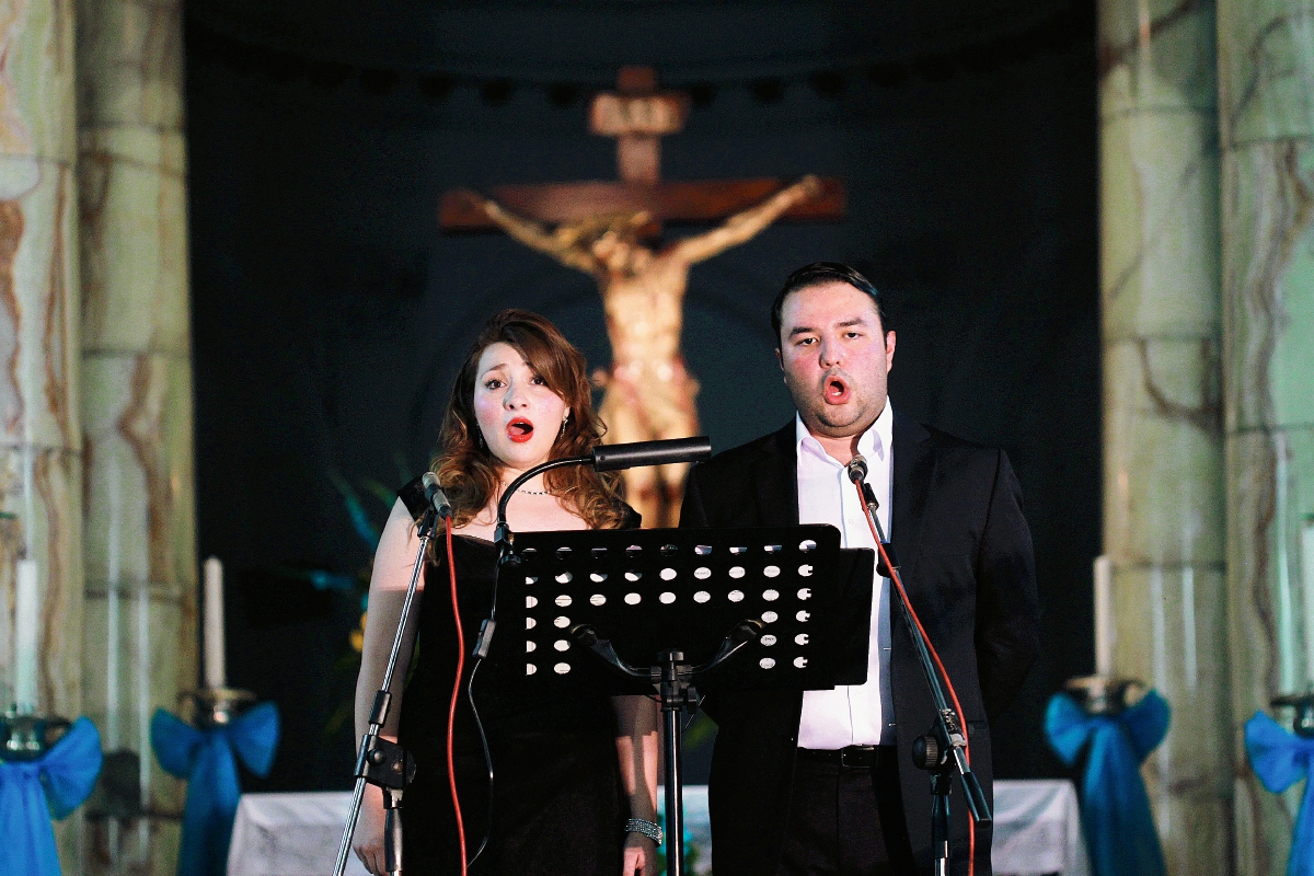 La soprano  Maria José Morales y el tenor Mario Chang, presentaron un   concierto de arias sacras  dedicado a la Virgen de la Asunción, en la Catedral Metropolitana de la capital de Guatemala,  en el 2014.  (Foto Prensa Libre: Esbin García).