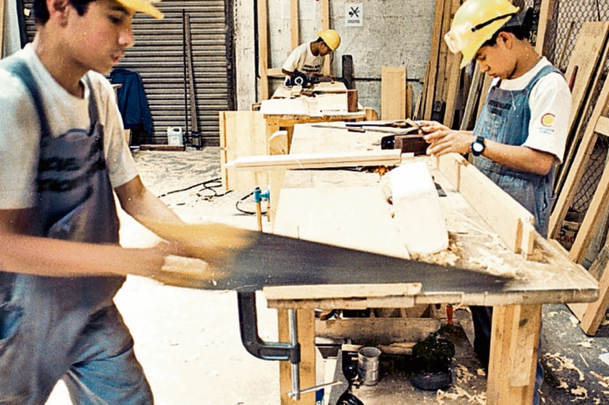 Entre las diversas actividades productivas financiadas mediante microcréditos figuran oficios como la carpintería. (Foto Prensa Libre: Hemeroteca PL)